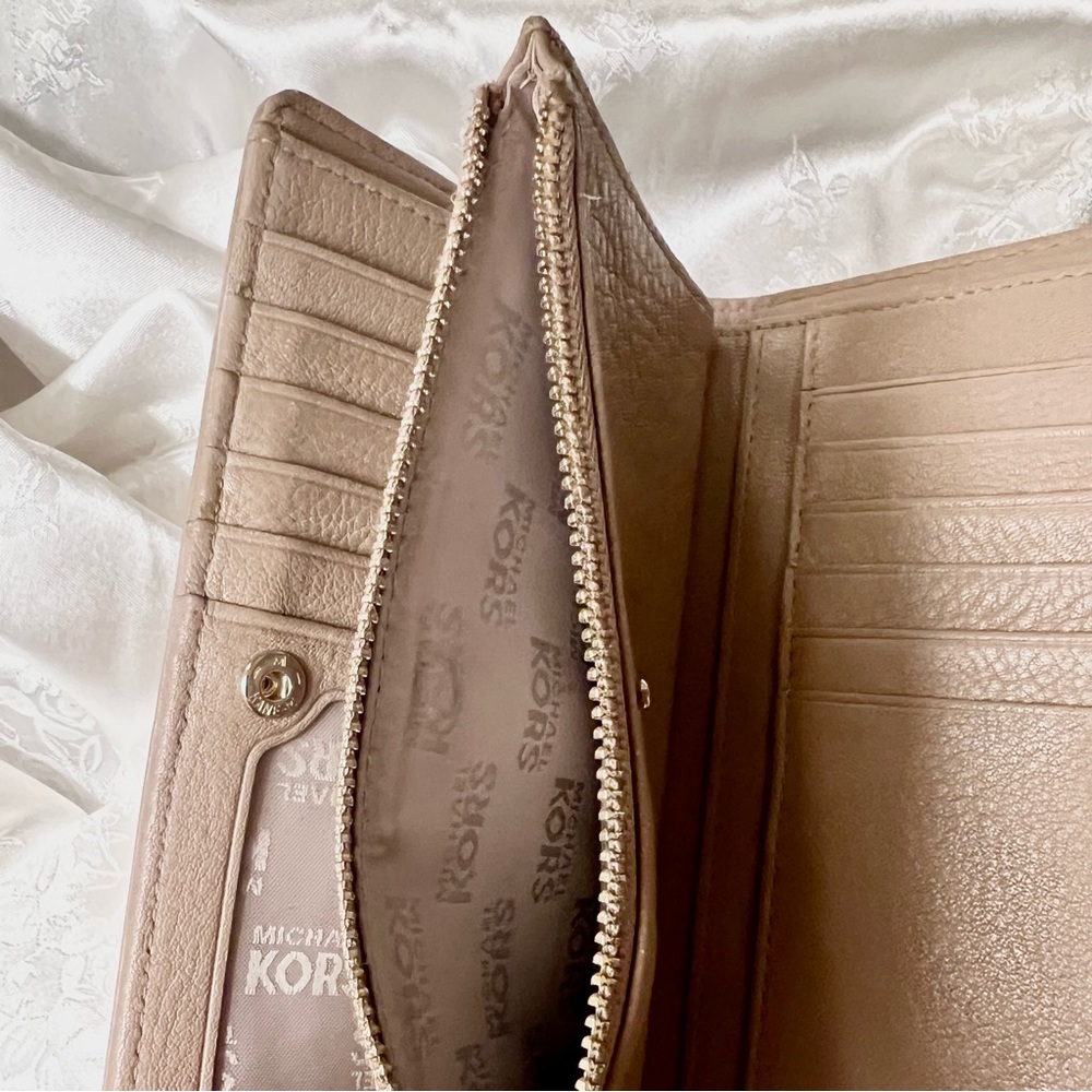 MICHAEL Michael Kors Ludlow Beige Wallet - Picture 7 of 11